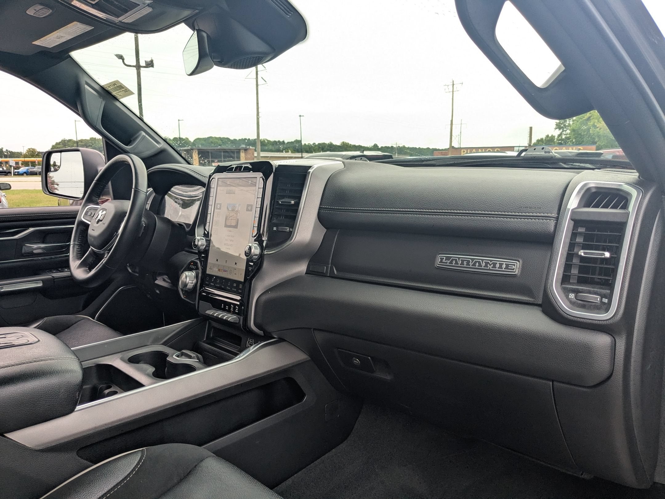 2022 RAM 1500 Laramie Crew Cab 4x4 5'7' Box