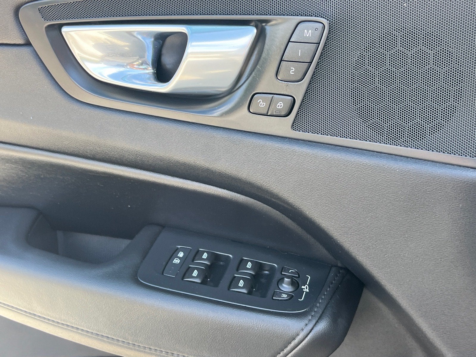 2024 Volvo XC60 Plus Dark Theme