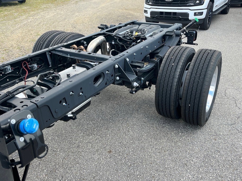 2025 Ford Super Duty F-600 DRW XLT