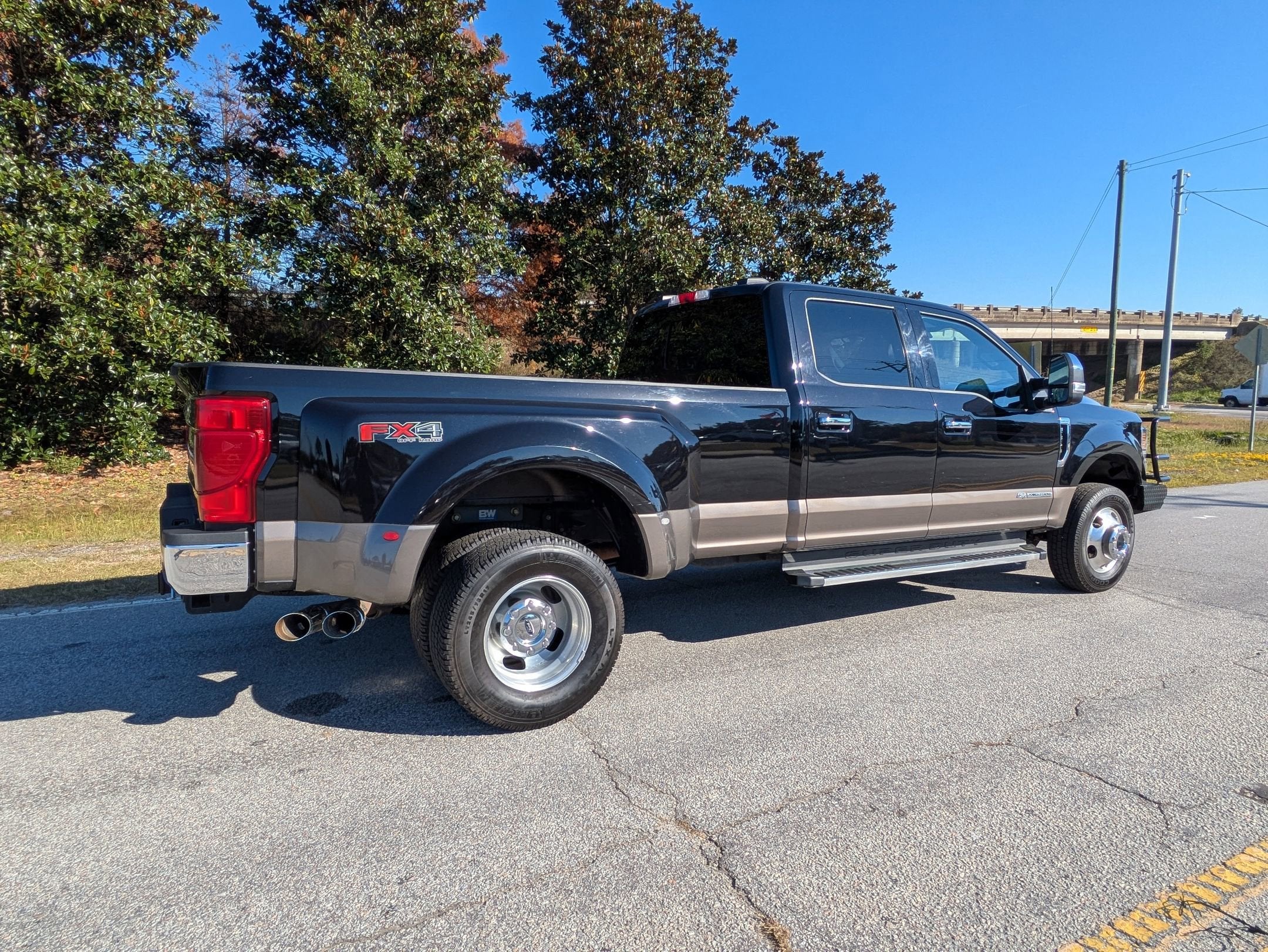 2022 Ford Super Duty F-350 DRW LARIAT