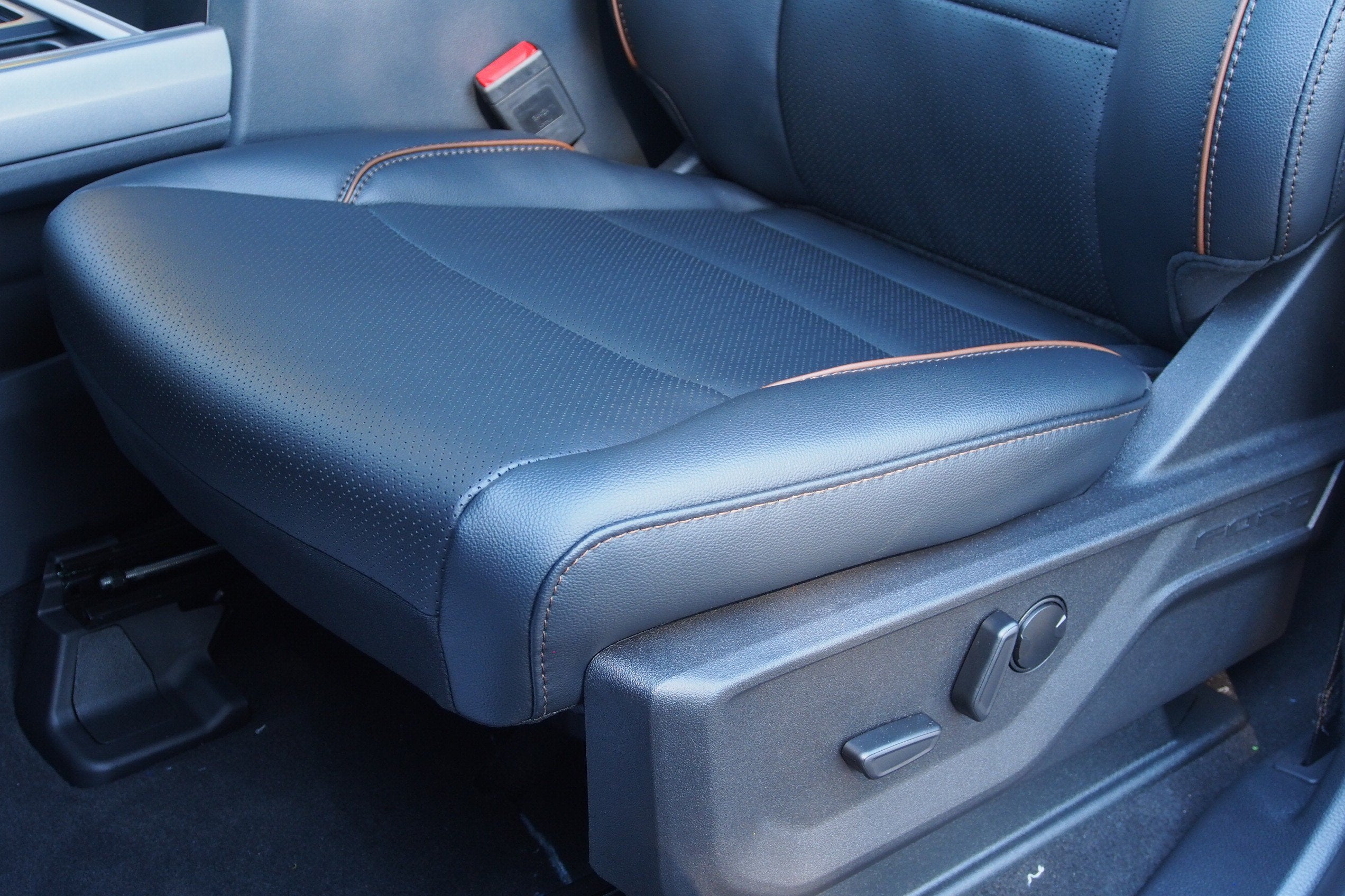 2027 Ford Super Duty F-350 SRW LARIAT