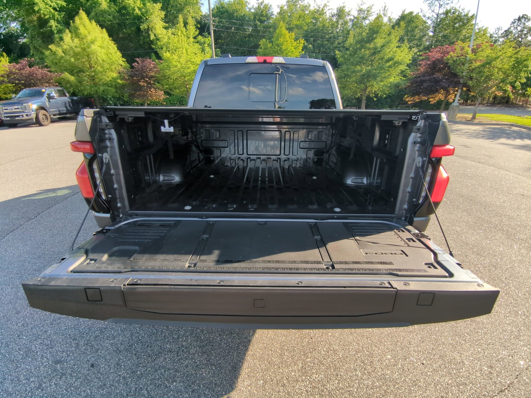 2025 Ford F-150 Lightning LARIAT