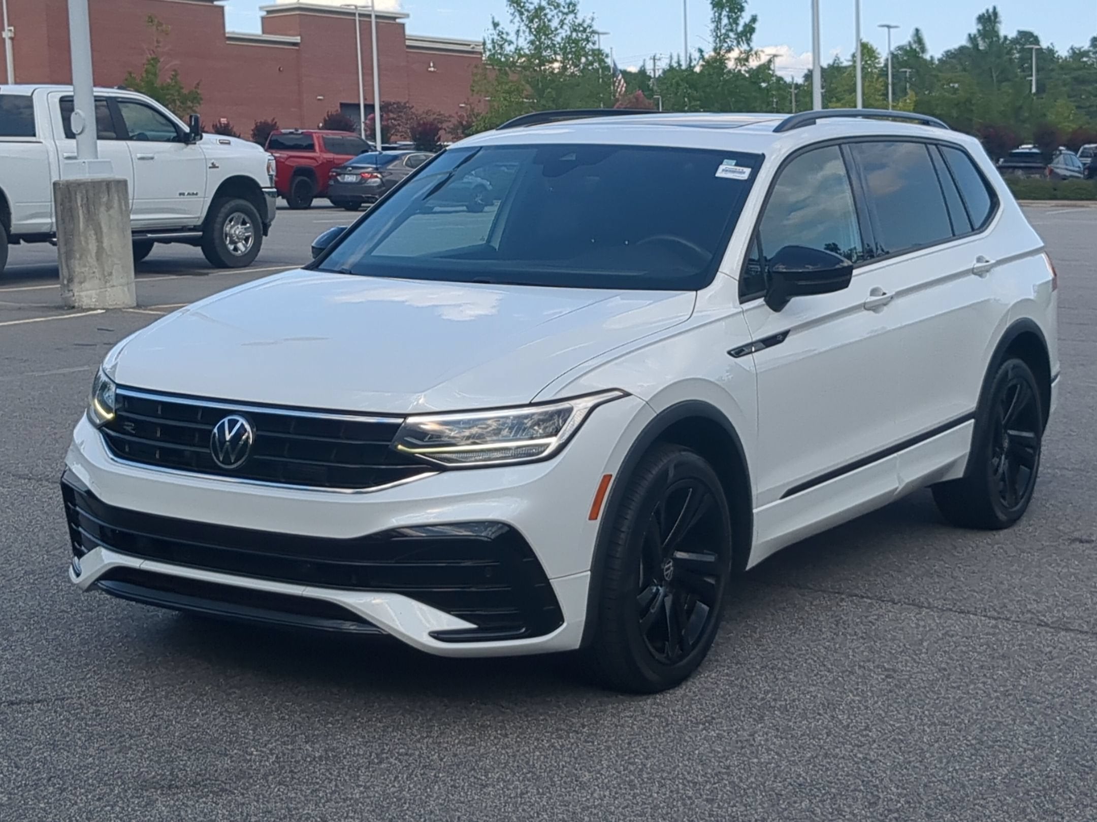 2023 Volkswagen Tiguan SE R-Line Black
