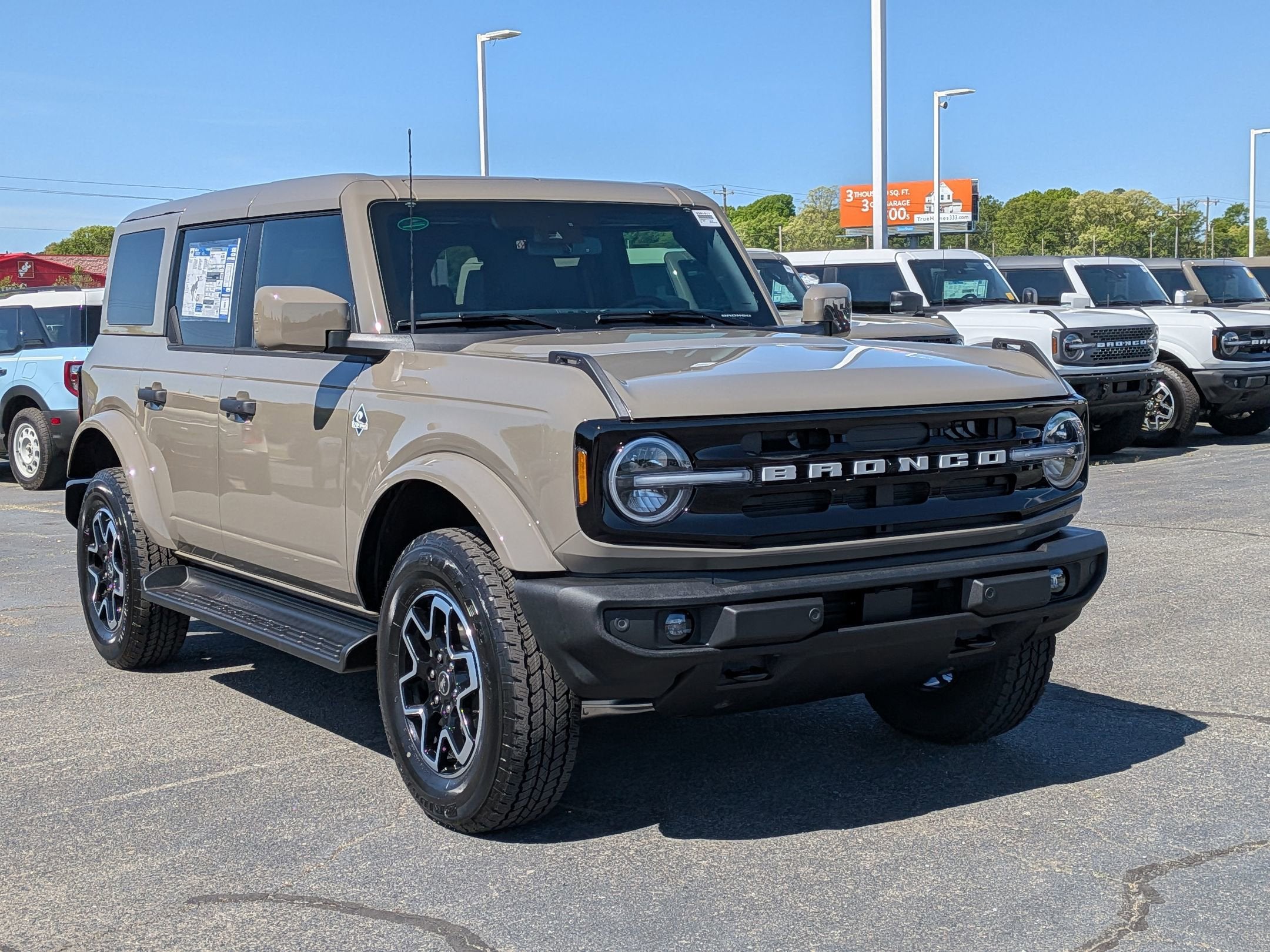 2026 Ford Bronco Outer Banks Custom Wheels / Lift