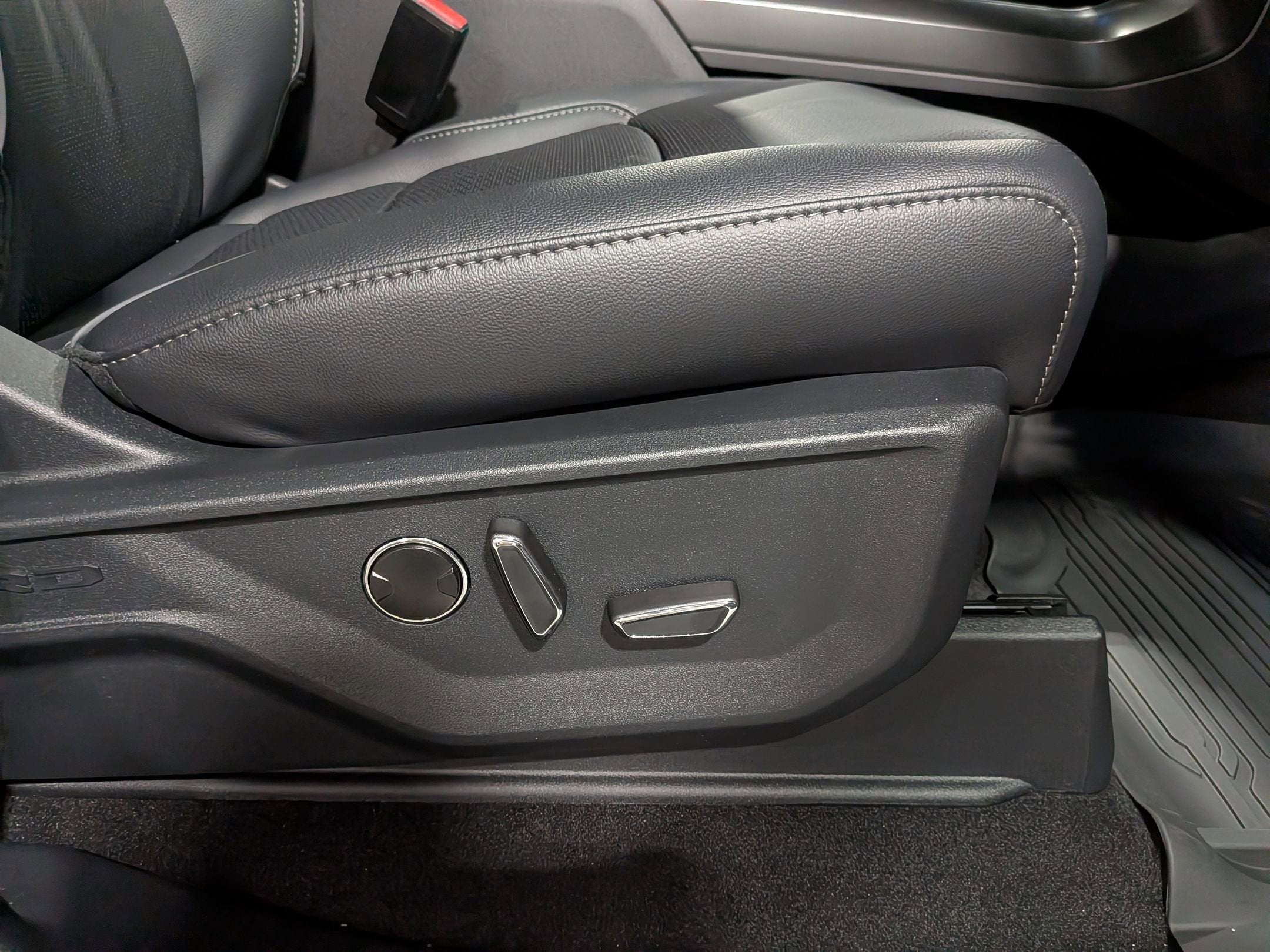 2025 Ford F-150 LARIAT Dark Trail