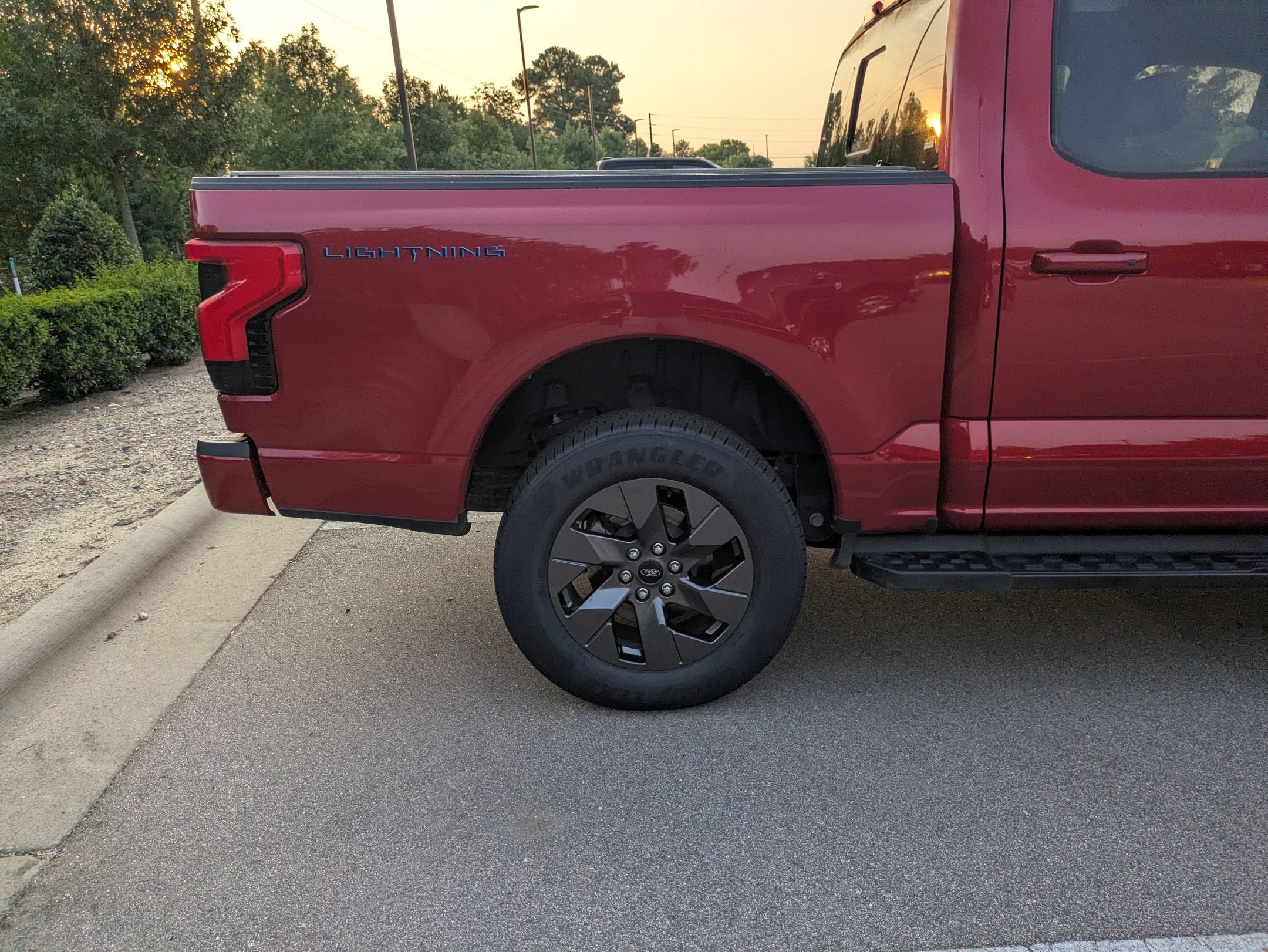 2024 Ford F-150 Lightning LARIAT