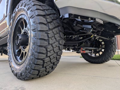2026 Ford Super Duty F-250 SRW CUSTOM LARIAT LEVEL KIT WHEELS TIRES POWER BOARDS