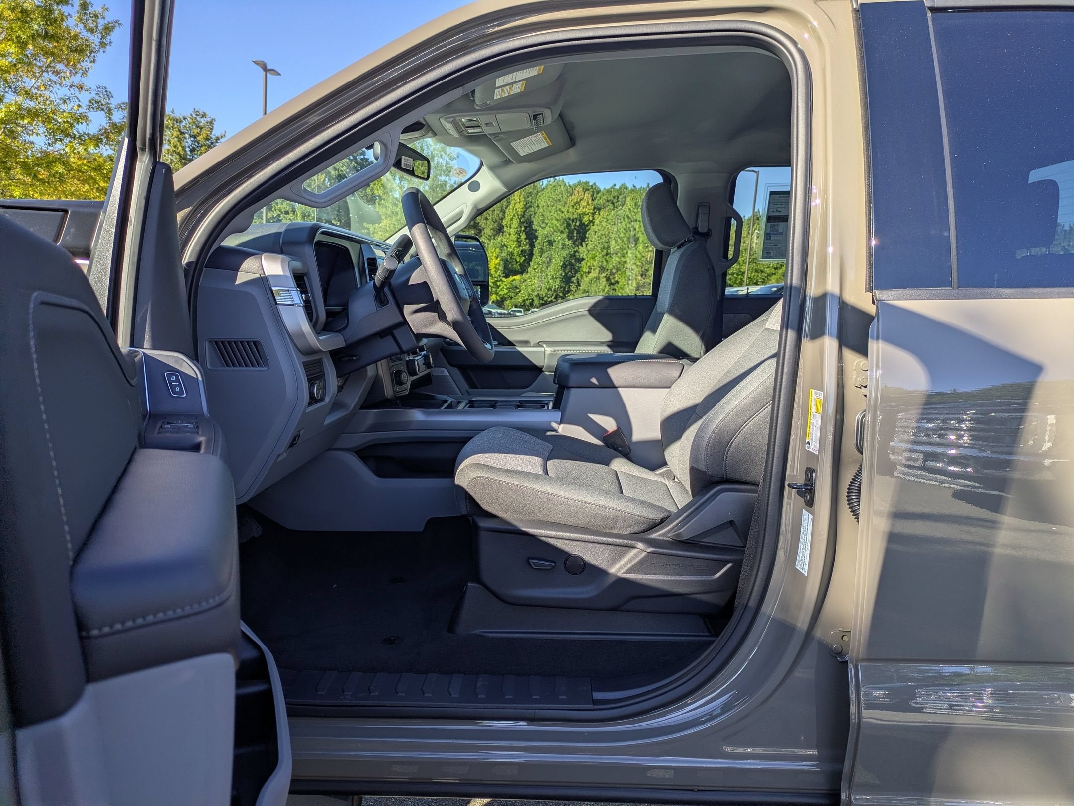 2027 Ford Super Duty F-350 SRW XLT