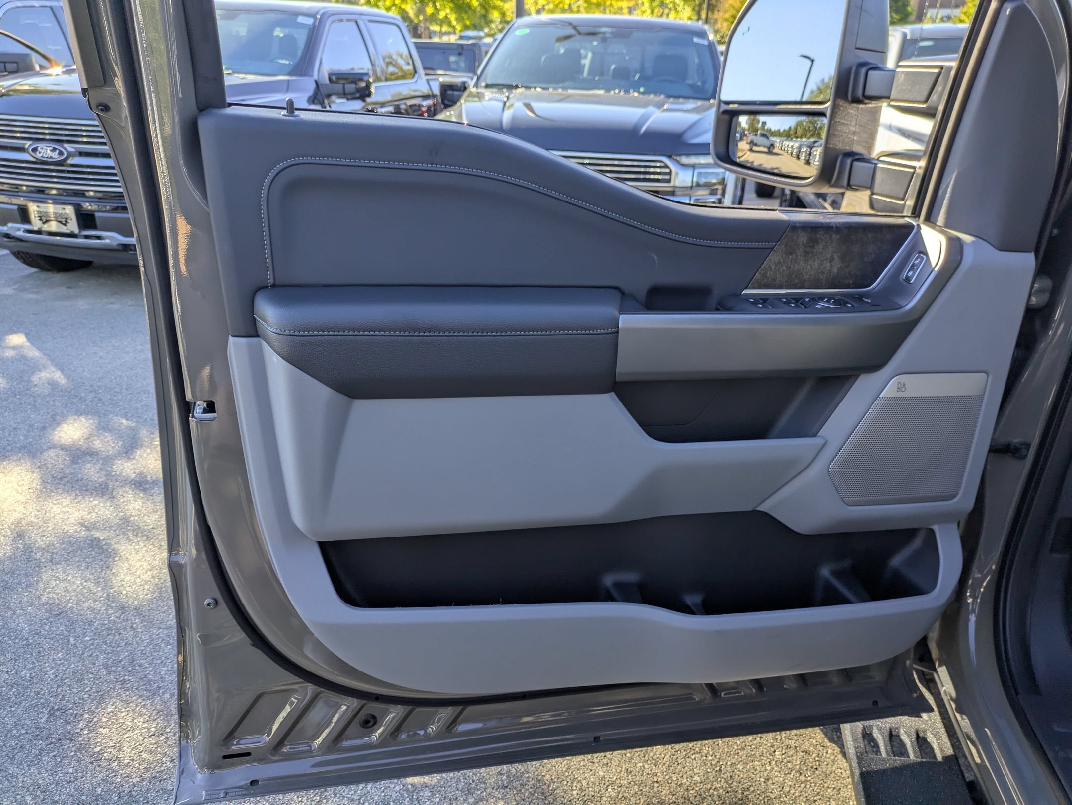 2027 Ford Super Duty F-350 SRW XLT