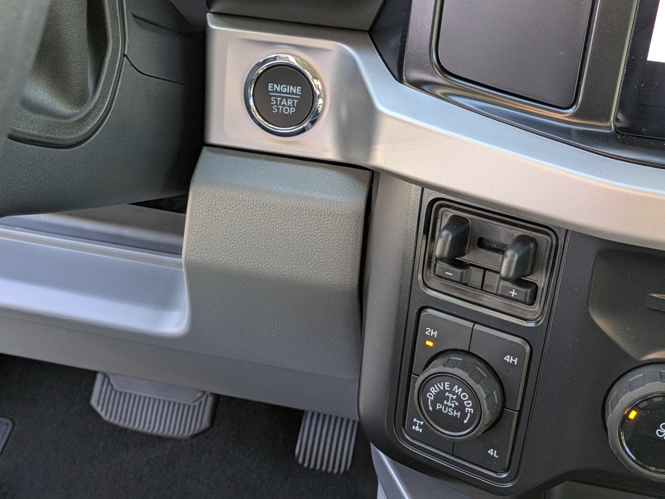 2027 Ford Super Duty F-350 SRW XLT