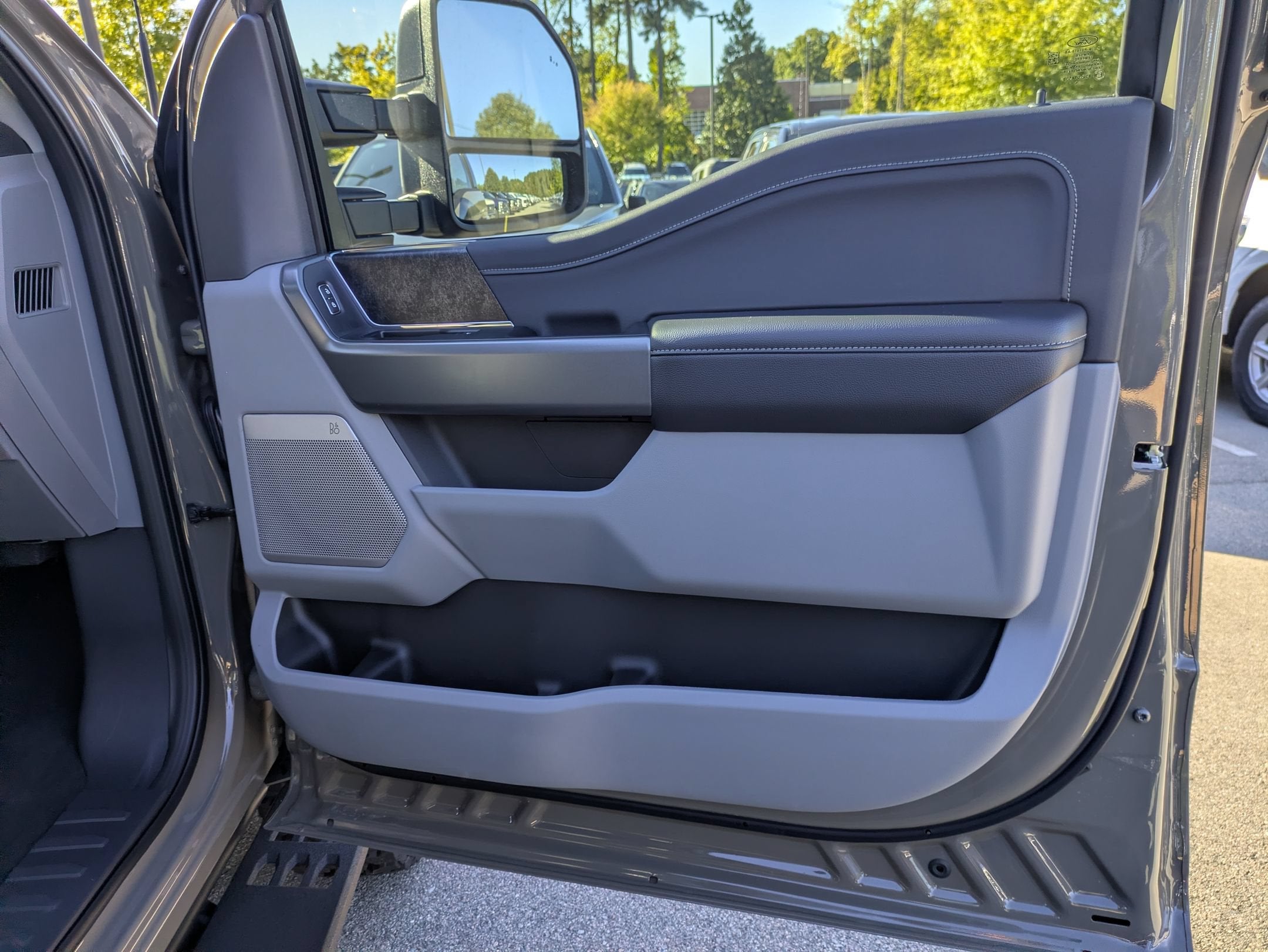 2027 Ford Super Duty F-350 SRW XLT