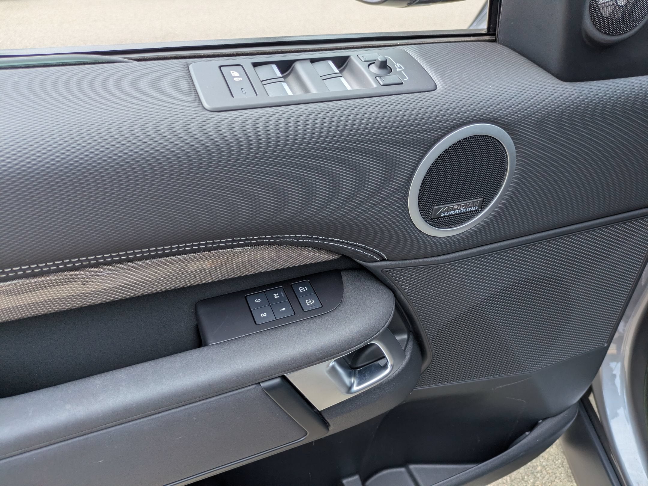 2023 Land Rover Discovery Metropolitan Edition