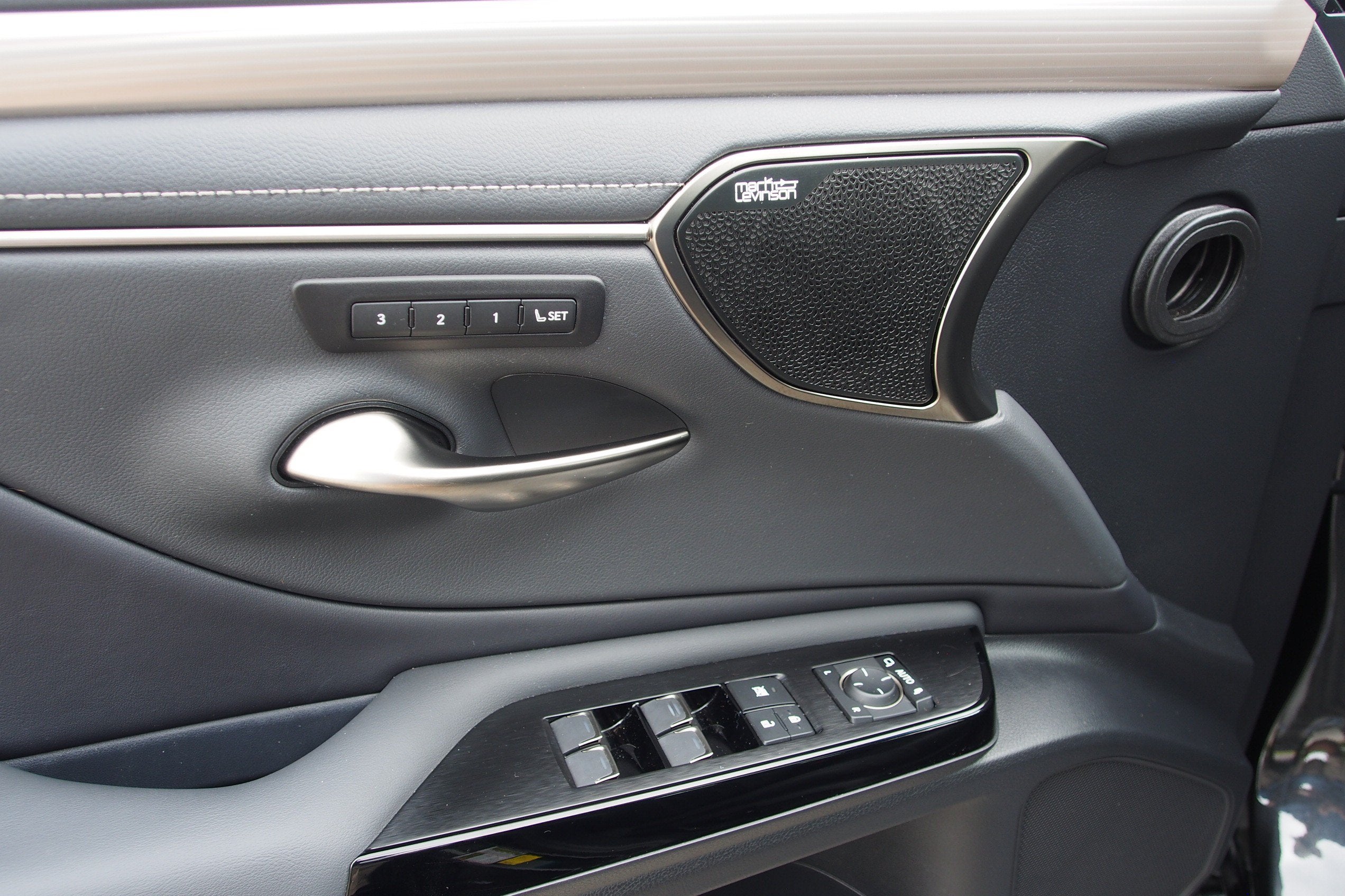 2024 Lexus ES ES 300h F SPORT Handling