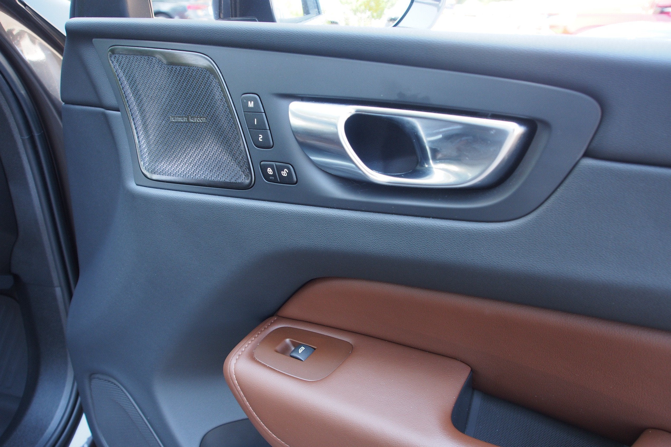 2023 Volvo XC60 Ultimate Bright Theme