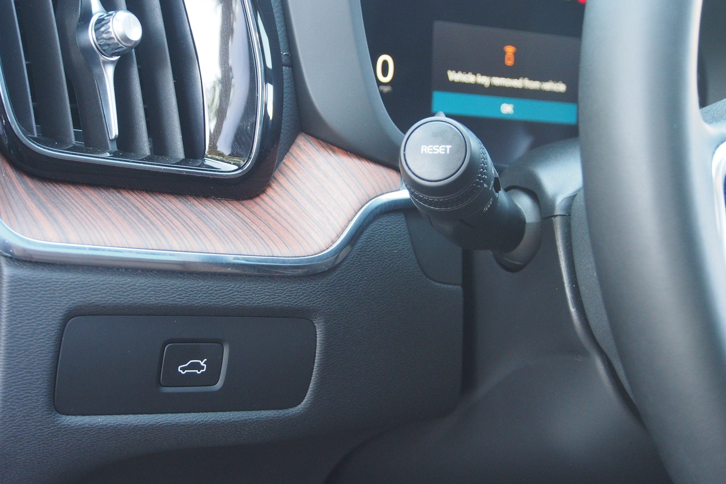 2023 Volvo XC60 Ultimate Bright Theme